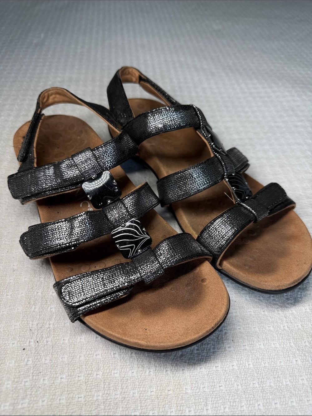 Vionic pewter metallic and black “Amber” sandal size 8